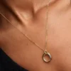 Organisch geformte zweifarbige Halskette mit Anhänger aus Sterlingsilber, 14-karätig vergoldet Organisch geformte zweifarbige Halskette mit Anhänger aus Sterlingsilber, 14-karätig vergoldet