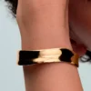 Organisch geformter, breiter, offener Bangle, 14 Karat vergoldet Organisch geformter, breiter, offener Bangle, 14 Karat vergoldet