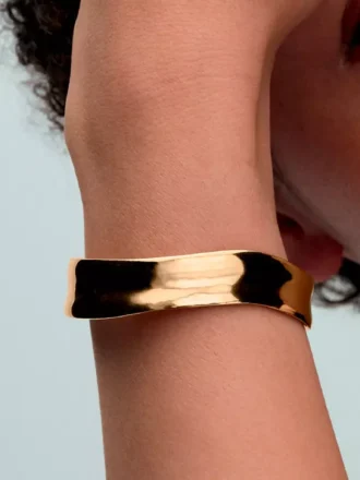 Organisch geformter, breiter, offener Bangle, 14 Karat vergoldet