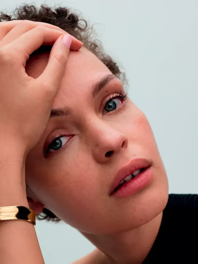 Organisch geformter, breiter, offener Bangle, 14 Karat vergoldet Organisch geformter, breiter, offener Bangle, 14 Karat vergoldet