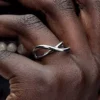 Organisch geformter Infinity-Ring aus Sterlingsilber Organisch geformter Infinity-Ring aus Sterlingsilber