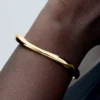 Organisch geformter offener Bangle, 14 Karat vergoldet Organisch geformter offener Bangle, 14 Karat vergoldet
