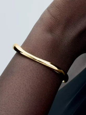 Organisch geformter offener Bangle, 14 Karat vergoldet