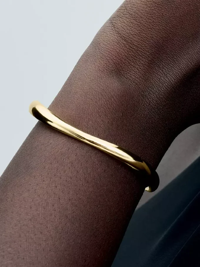 Organisch geformter offener Bangle, 14 Karat vergoldet Organisch geformter offener Bangle, 14 Karat vergoldet