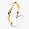 Organisch geformter offener Bangle, 14 Karat vergoldet Organisch geformter offener Bangle, 14 Karat vergoldet