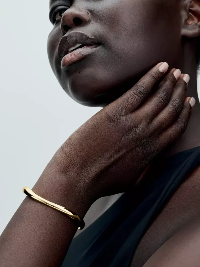 Organisch geformter offener Bangle, 14 Karat vergoldet Organisch geformter offener Bangle, 14 Karat vergoldet
