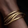 Organisch geformter offener Draht-Bangle – 14-karätige Vergoldung