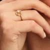 Organisch geformter Pavé-Ring mit Kreis und behandelter Süßwasserzuchtperle – 14 Karat vergoldet