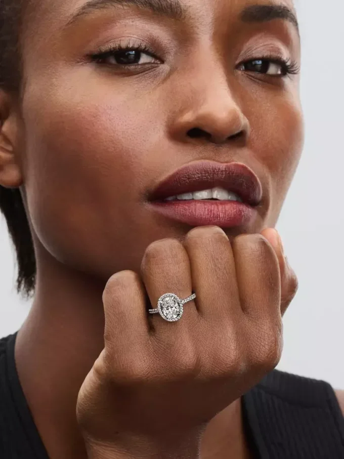 Ovaler funkelnder Halo-Statement-Ring aus Sterlingsilber Ovaler funkelnder Halo-Statement-Ring aus Sterlingsilber
