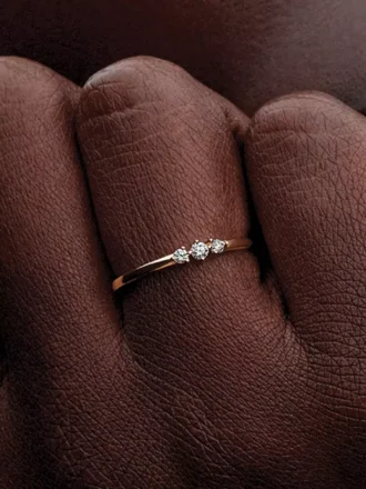 Pandora Era 14-karätiger Goldring mit drei im Labor gezüchteten Diamanten, 0,09 Karat insgesamt, 14-karätiges Gold Pandora Era 14-karätiger Goldring mit drei im Labor gezüchteten Diamanten, 0,09 Karat insgesamt, 14-karätiges Gold