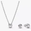 Pandora Era Bezel-Anhänger-Halskette und Ohrring-Set mit im Labor gezüchtetem Diamanten, 0,45 Karat, 2 Stück Pandora Era Bezel-Anhänger-Halskette und Ohrring-Set mit im Labor gezüchtetem Diamanten, 0,45 Karat, 2 Stück