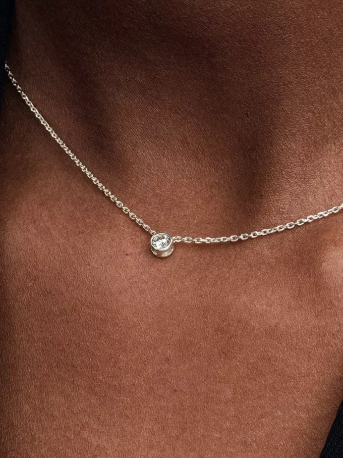 Pandora Era Bezel Halskette mit Anhänger aus Sterlingsilber und einem im Labor gezüchteten Diamanten, 0,15 Karat, Sterlingsilber Pandora Era Bezel Halskette mit Anhänger aus Sterlingsilber und einem im Labor gezüchteten Diamanten, 0,15 Karat, Sterlingsilber