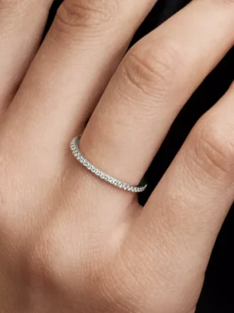 Pandora Era Ring mit halbem Eternity-Pavé-Band aus im Labor gezüchteten Diamanten, 0,11 ct insgesamt, 14 Karat Weißgold Pandora Era Ring mit halbem Eternity-Pavé-Band aus im Labor gezüchteten Diamanten, 0,11 ct insgesamt, 14 Karat Weißgold