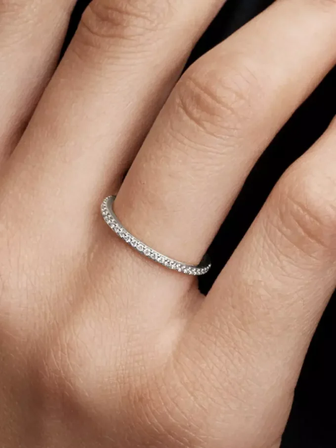 Pandora Era Ring mit halbem Eternity-Pavé-Band aus im Labor gezüchteten Diamanten, 0,11 ct insgesamt, 14 Karat Weißgold Pandora Era Ring mit halbem Eternity-Pavé-Band aus im Labor gezüchteten Diamanten, 0,11 ct insgesamt, 14 Karat Weißgold