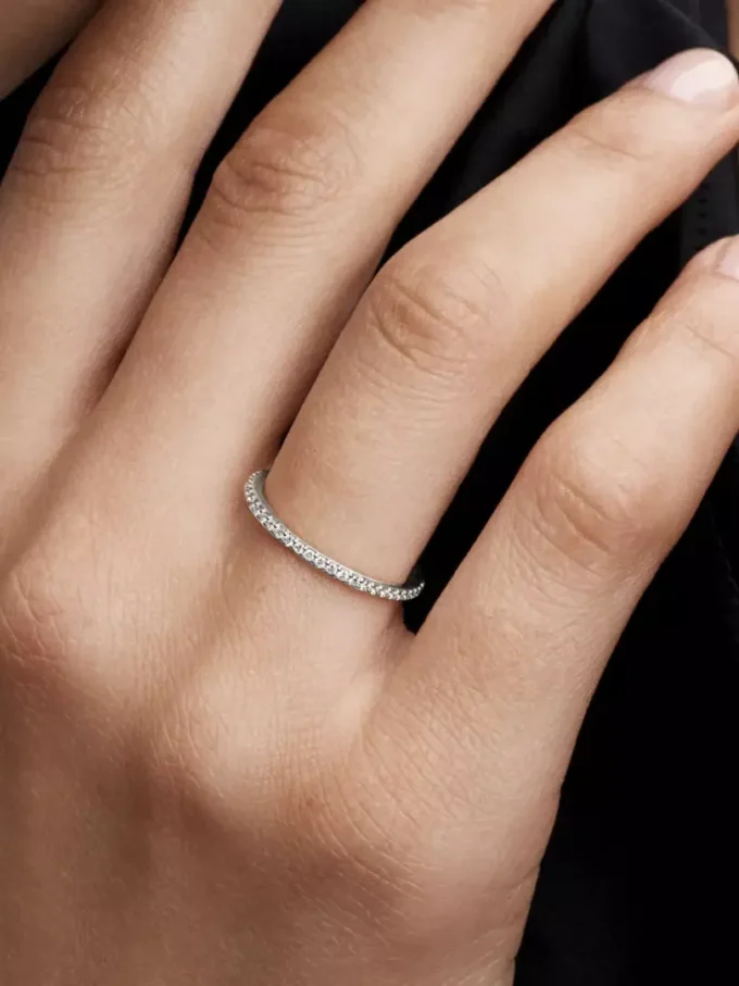 Pandora Era Ring mit halbem Eternity-Pavé-Band aus im Labor gezüchteten Diamanten, 0,11 ct insgesamt, 14 Karat Weißgold Pandora Era Ring mit halbem Eternity-Pavé-Band aus im Labor gezüchteten Diamanten, 0,11 ct insgesamt, 14 Karat Weißgold