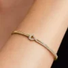 Pandora „Infinite“ Bangle mit zweireihigem Pavé aus im Labor gezüchteten Diamanten, 0,45 ct insgesamt, 14 Karat Gold Pandora „Infinite“ Bangle mit zweireihigem Pavé aus im Labor gezüchteten Diamanten, 0,45 ct insgesamt, 14 Karat Gold