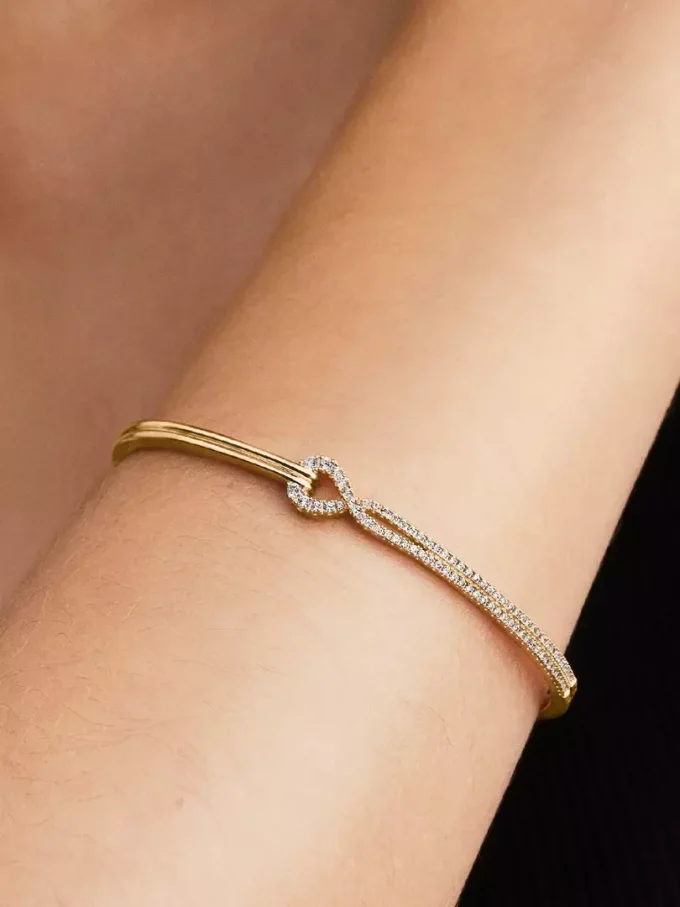 Pandora „Infinite“ Bangle mit zweireihigem Pavé aus im Labor gezüchteten Diamanten, 0,45 ct insgesamt, 14 Karat Gold Pandora „Infinite“ Bangle mit zweireihigem Pavé aus im Labor gezüchteten Diamanten, 0,45 ct insgesamt, 14 Karat Gold