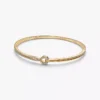Pandora „Infinite“ Bangle mit zweireihigem Pavé aus im Labor gezüchteten Diamanten, 0,45 ct insgesamt, 14 Karat Gold Pandora „Infinite“ Bangle mit zweireihigem Pavé aus im Labor gezüchteten Diamanten, 0,45 ct insgesamt, 14 Karat Gold