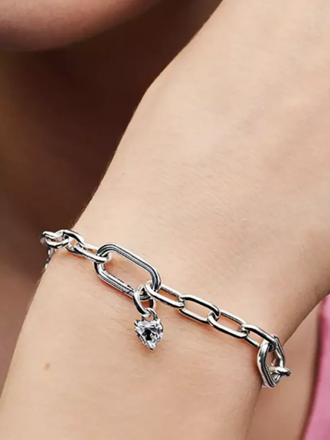 Pandora ME Dangle Charm „Keyhole Heart“ aus Sterlingsilber Pandora ME Dangle Charm „Keyhole Heart“ aus Sterlingsilber