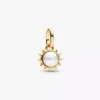 Pandora ME Dangle Charm „Sonne“ mit behandelter Süßwasserzuchtperle, 14-karätig vergoldet Pandora ME Dangle Charm „Sonne“ mit behandelter Süßwasserzuchtperle, 14-karätig vergoldet