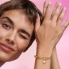 Pandora ME Dangle Charm „Sonne“ mit behandelter Süßwasserzuchtperle, 14-karätig vergoldet Pandora ME Dangle Charm „Sonne“ mit behandelter Süßwasserzuchtperle, 14-karätig vergoldet