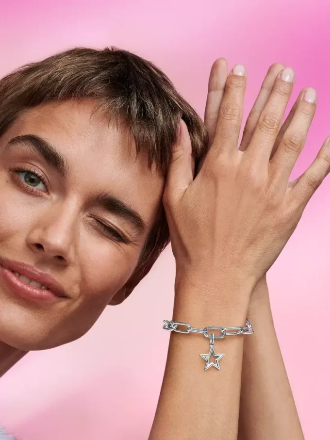 Pandora ME funkelnder Stern-Medaillon-Charm aus Sterlingsilber Pandora ME funkelnder Stern-Medaillon-Charm aus Sterlingsilber