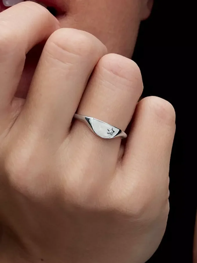Pandora ME Halved Enamel Signet Ring aus Sterlingsilber Pandora ME Halved Enamel Signet Ring aus Sterlingsilber