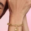 Pandora ME Herz-Kleeblatt-Medallion-Charm, 14 Karat vergoldet Pandora ME Herz-Kleeblatt-Medallion-Charm, 14 Karat vergoldet