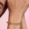 Pandora ME Lucky Ladybird Mini Dangle Charm – 14 Karat Roségold-Beschichtung Pandora ME Lucky Ladybird Mini Dangle Charm – 14 Karat Roségold-Beschichtung
