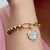 Pandora ME Medaillon-Charm mit perlmuttartigem Schmetterling, 14 Karat vergoldet Pandora ME Medaillon-Charm mit perlmuttartigem Schmetterling, 14 Karat vergoldet
