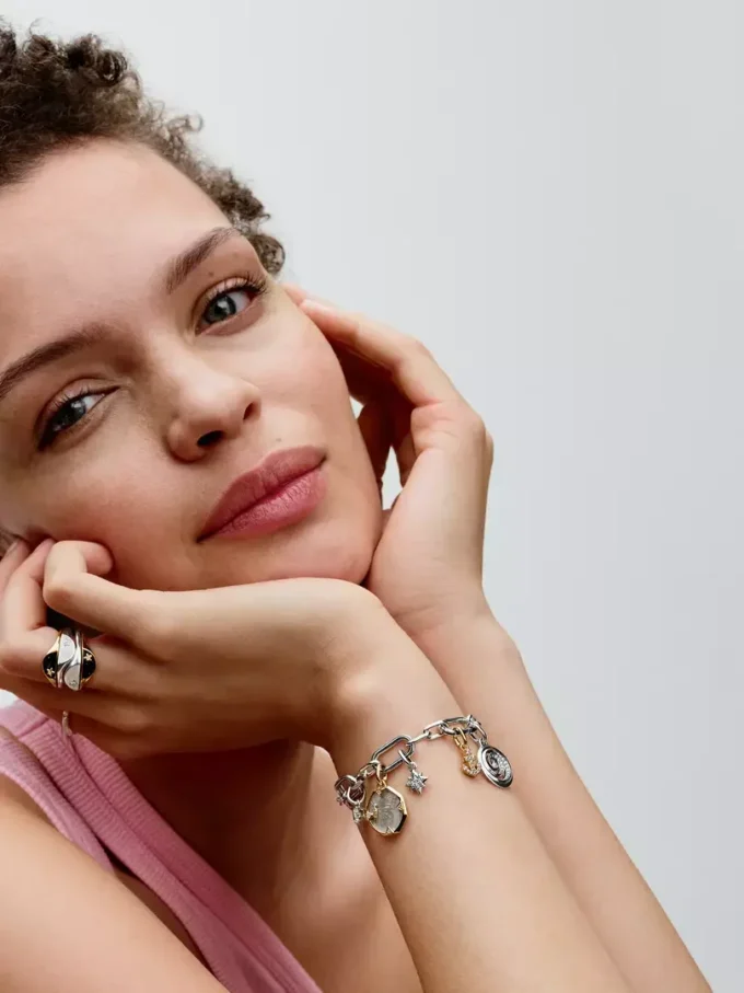 Pandora ME Medaillon-Charm mit perlmuttartigem Schmetterling, 14 Karat vergoldet Pandora ME Medaillon-Charm mit perlmuttartigem Schmetterling, 14 Karat vergoldet
