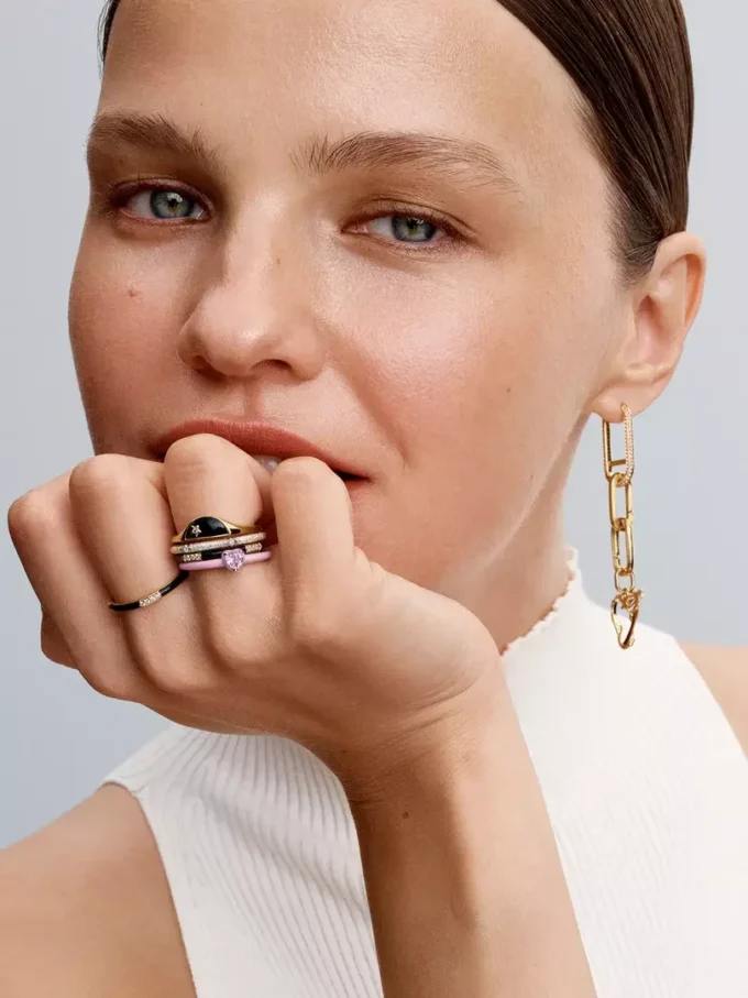 Ring mit schwarzem Emaille und Steinen, 14-karätig vergoldet Ring mit schwarzem Emaille und Steinen, 14-karätig vergoldet