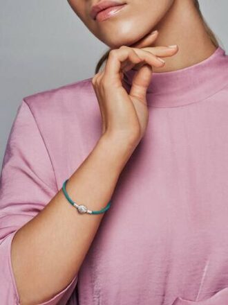Pandora Moments Armband aus geflochtenem türkisfarbenem Leder mit Muschelverschluss – Sterlingsilber Pandora Moments Armband aus geflochtenem türkisfarbenem Leder mit Muschelverschluss – Sterlingsilber