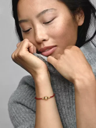 Pandora Moments Armband aus rotem geflochtenem Leder, 14-karätig vergoldet Pandora Moments Armband aus rotem geflochtenem Leder, 14-karätig vergoldet