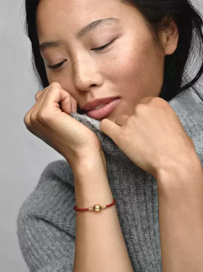 Pandora Moments Armband aus rotem geflochtenem Leder, 14-karätig vergoldet Pandora Moments Armband aus rotem geflochtenem Leder, 14-karätig vergoldet