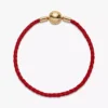 Pandora Moments Armband aus rotem geflochtenem Leder, 14-karätig vergoldet Pandora Moments Armband aus rotem geflochtenem Leder, 14-karätig vergoldet