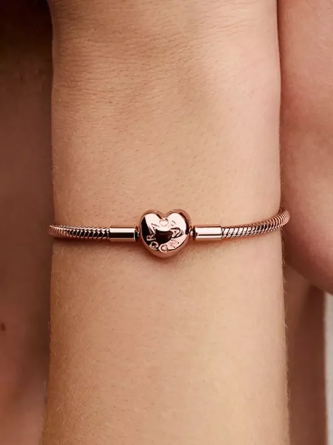 Pandora Moments Armband mit Herzverschluss und Snake Chain, 14 Karat Roségold-Beschichtung Pandora Moments Armband mit Herzverschluss und Snake Chain, 14 Karat Roségold-Beschichtung