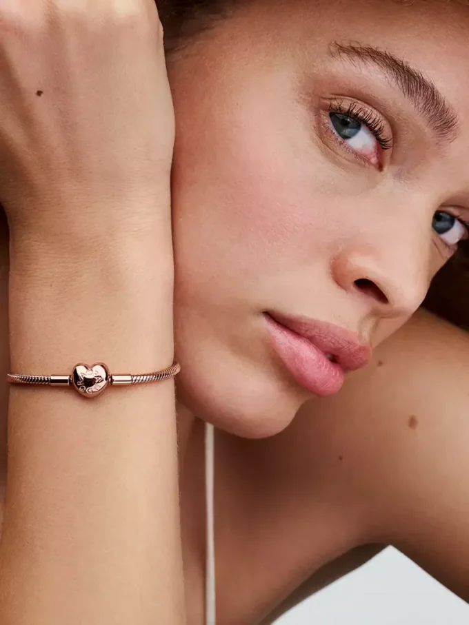 Pandora Moments Armband mit Herzverschluss und Snake Chain, 14 Karat Roségold-Beschichtung Pandora Moments Armband mit Herzverschluss und Snake Chain, 14 Karat Roségold-Beschichtung