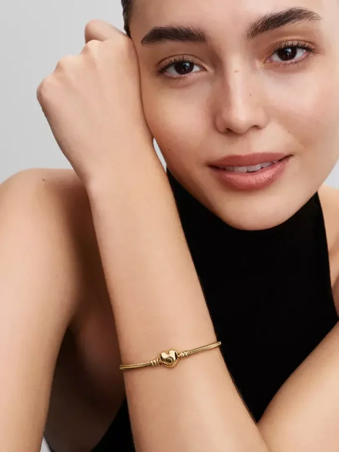 Pandora Moments Armband mit Herzverschluss und Snake Chain, 14 Karat vergoldet Pandora Moments Armband mit Herzverschluss und Snake Chain, 14 Karat vergoldet