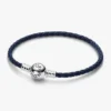 Pandora Moments Armband mit rundem Verschluss aus blauem geflochtenem Leder – Sterlingsilber Pandora Moments Armband mit rundem Verschluss aus blauem geflochtenem Leder – Sterlingsilber