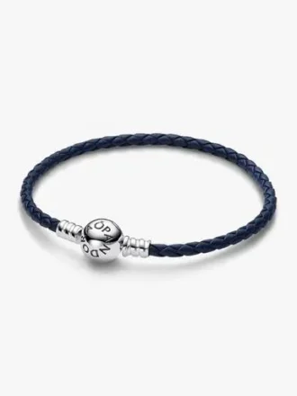 Pandora Moments Armband mit rundem Verschluss aus blauem geflochtenem Leder – Sterlingsilber Pandora Moments Armband mit rundem Verschluss aus blauem geflochtenem Leder – Sterlingsilber