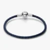 Pandora Moments Armband mit rundem Verschluss aus blauem geflochtenem Leder – Sterlingsilber Pandora Moments Armband mit rundem Verschluss aus blauem geflochtenem Leder – Sterlingsilber