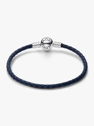Pandora Moments Armband mit rundem Verschluss aus blauem geflochtenem Leder – Sterlingsilber Pandora Moments Armband mit rundem Verschluss aus blauem geflochtenem Leder – Sterlingsilber