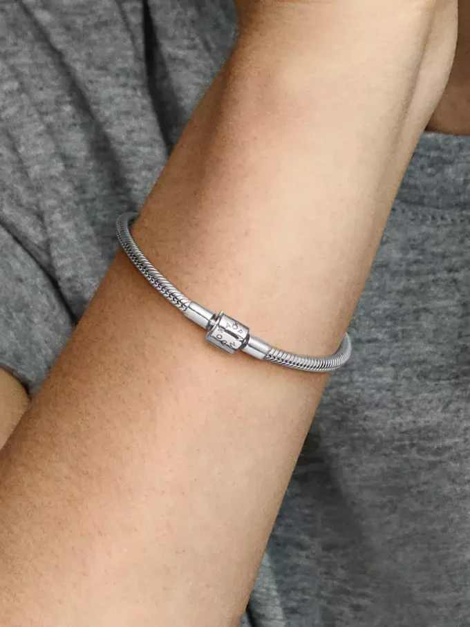Pandora Moments Armband mit Snake Chain und Fassverschluss aus Sterlingsilber Pandora Moments Armband mit Snake Chain und Fassverschluss aus Sterlingsilber