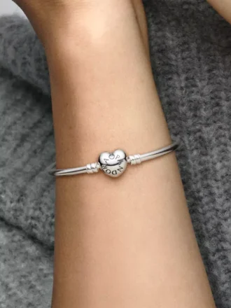 Pandora Moments Bangle mit Herzverschluss aus Sterlingsilber Pandora Moments Bangle mit Herzverschluss aus Sterlingsilber