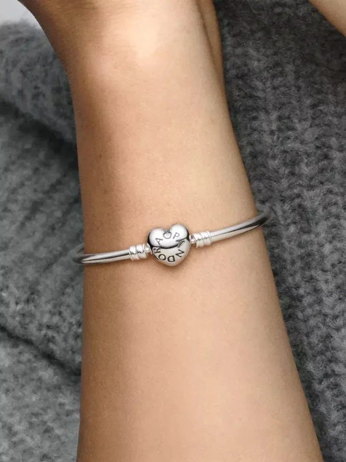 Pandora Moments Bangle mit Herzverschluss aus Sterlingsilber