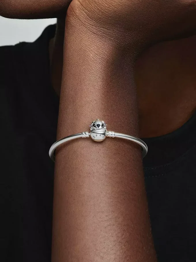 Pandora Moments Disney Stitch Bangle mit beißendem Verschluss aus Sterlingsilber