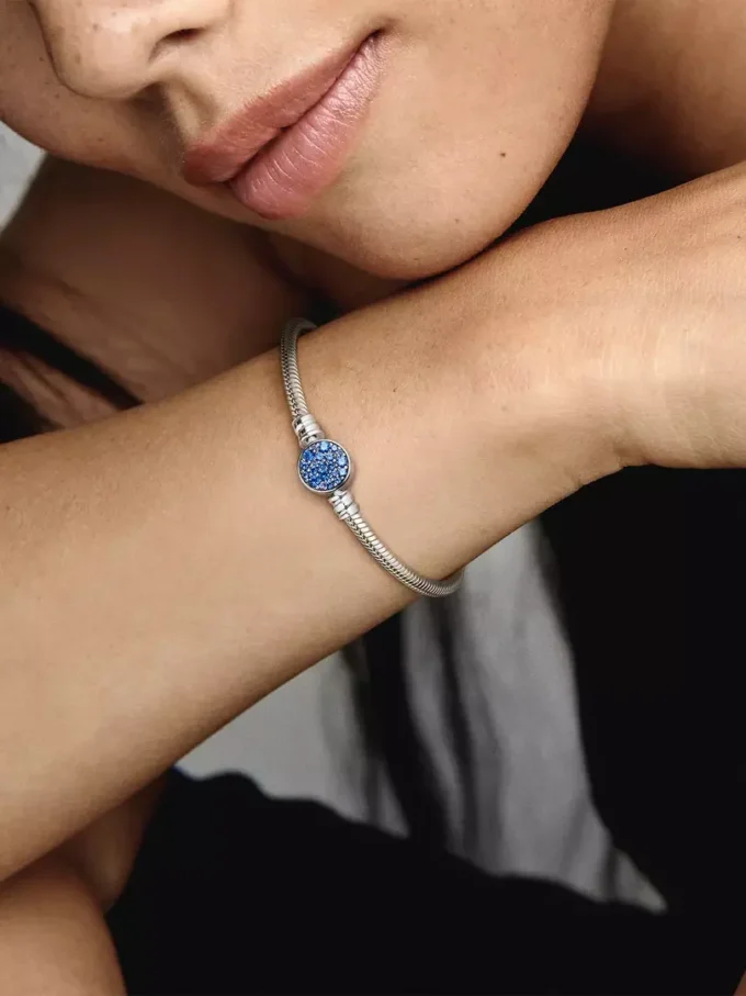 Pandora Moments funkelndes blaues Snake Chain-Armband mit Scheibenverschluss aus Sterlingsilber Pandora Moments funkelndes blaues Snake Chain-Armband mit Scheibenverschluss aus Sterlingsilber