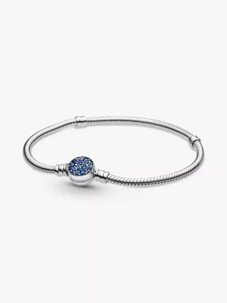 Pandora Moments funkelndes blaues Snake Chain-Armband mit Scheibenverschluss aus Sterlingsilber Pandora Moments funkelndes blaues Snake Chain-Armband mit Scheibenverschluss aus Sterlingsilber
