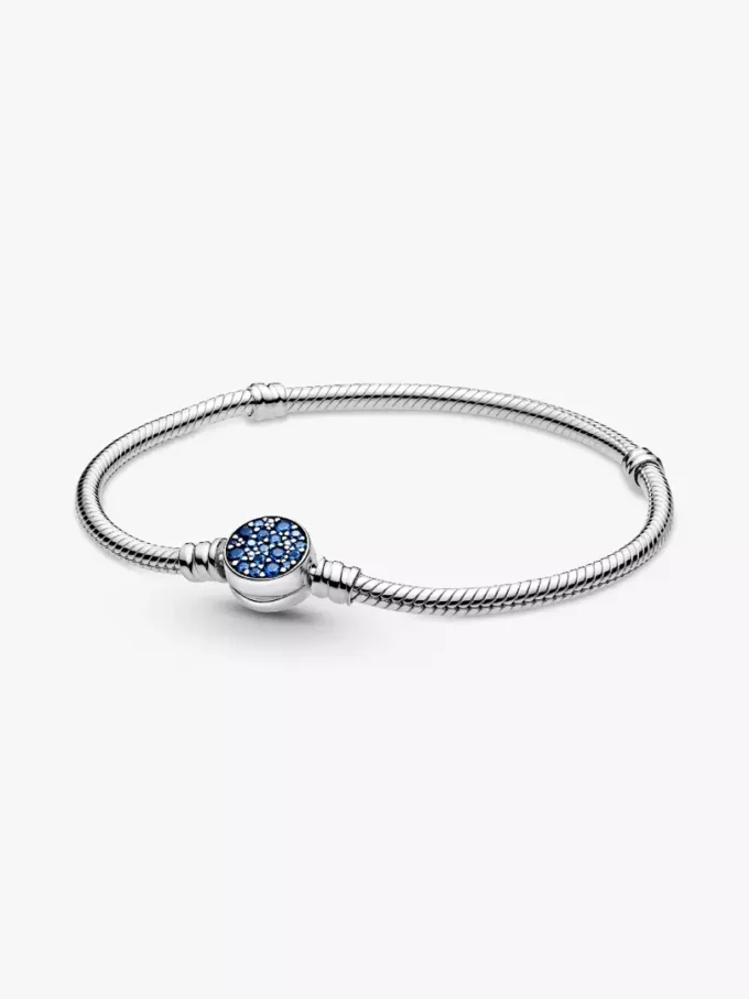 Pandora Moments funkelndes blaues Snake Chain-Armband mit Scheibenverschluss aus Sterlingsilber Pandora Moments funkelndes blaues Snake Chain-Armband mit Scheibenverschluss aus Sterlingsilber